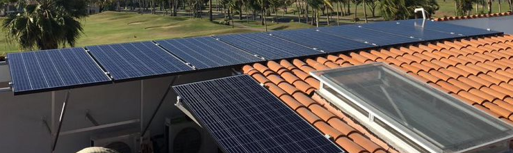 Paneles solares en tejado Club de Golf