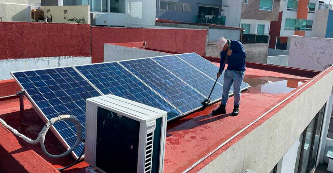 mantenimiento-paneles-solares-limpieza