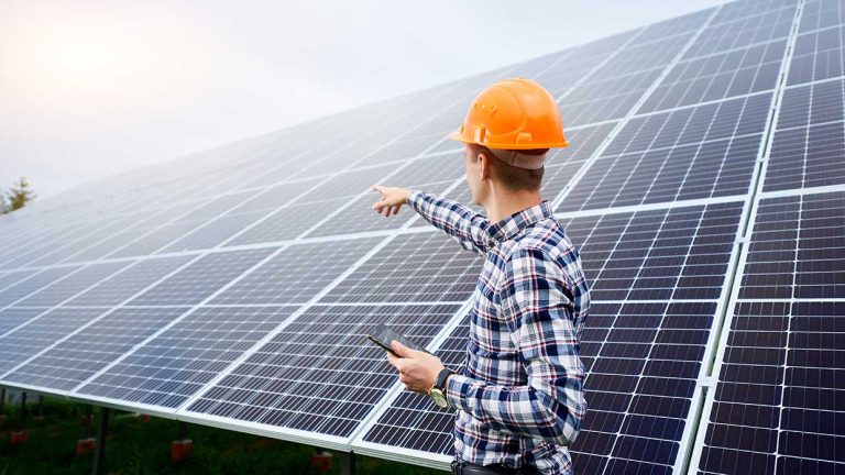 Lee más sobre el artículo Baterías en instalaciones fotovoltaicas: cómo sacarle el máximo partido a tu instalación de paneles solares